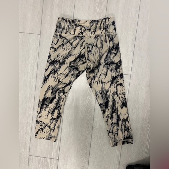 Lululemon Black/Grey/Tan Shibori Tie Diamond Dye Crop Wunder Under Marble Size 6 - Picture 5 of 5